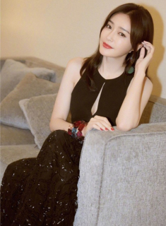 Hoàng hậu vạn người mê kẻ chân mày cong dài như cây cầu, để mặt nghiêm trang cũng hoá hài