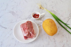 Không xào hay nấu canh, đem khoai tây vo viên rồi sốt thịt được món ngon cả nhà thích