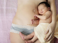 Mẹ sau sinh siêng tắm loại nước làm từ nghệ, da mịn màng, trắng lên trông thấy
