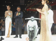 Minh Hằng cùng Chi Pu ra mắt Yamaha GLORIOUS
