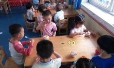 Mua bánh gửi cô làm sinh nhật con, chiều đến đón bánh còn nguyên, mẹ muối mặt biết lý do