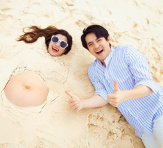 Muôn vàn cách khoe dáng kỉ niệm bầu bì của sao Việt: người chụp trong cát, người bơi dưới nước