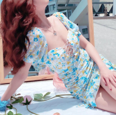Nổi tiếng body không chút mỡ thừa nhưng Ngọc Trinh lại lộ cằm nọng mỡ ở góc chụp nghiêng
