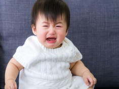 Tại sao trẻ 1 tuổi hay khóc đêm? Nguyên nhân và cách giải quyết
