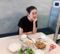 Thuý Vân bầu bì những ngày cuối thai kỳ: mặt hơi phù nhưng làn da vẫn chuẩn mác hoa hậu