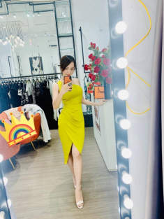 Á hậu Thuỵ Vân hiếm hoi diện đầm cắt khoét gợi cảm, CĐM không tiếc lời khen dáng siêu đẹp