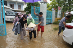 Ăn mặc giản dị đi từ thiện, Mỹ Tâm mang dép bệt vẫn trượt ngã dưới nước