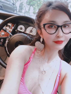 Bà ngoại nóng bỏng nhất Việt Nam bị tố ngoài đời khác ảnh mạng, từng lấy lý do “bỉm sữa”