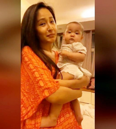 Bé 7 tháng với “bàn tay tinh nghịch” chạm ngực Mai Phương Thuý, 30 phút livestream hút nghìn like