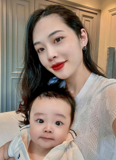 Chân dung vợ đẹp của đại gia Hà thành có chim 10 tỷ, chăm con khéo như chăm chim