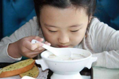 Chan món canh mẹ nấu, cơ thể bé gái suýt ngừng phát triển, bác sĩ mắng té tát