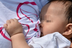 Con dâu trẻ cứ con đói đòi bú là vào phòng khoá cửa, bố chồng tìm hiểu thì sững sờ
