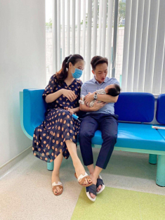 Đàm Thu Trang đau đớn tắc tia sữa, nửa đêm dùng tay bóp ngực vắt sữa trong nhà triệu đô
