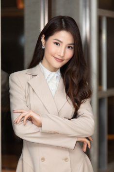 Diễm My 9X trở thành viện phó học viện thẩm mỹ