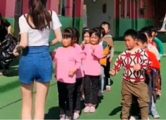 Đưa con đi mẫu giáo, ngày nào bố cũng đợi màn tập thể dục xong mới về