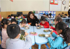 Gửi con vào trường hạng sang, bà mẹ bức xúc khi nhìn suất cơm trưa bèo bọt