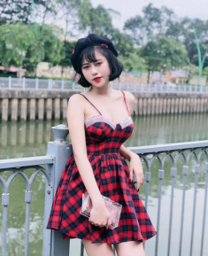 Hot girl mặc đầm trễ nải khoe vòng một khủng mà tinh tế, chị em thi nhau học theo