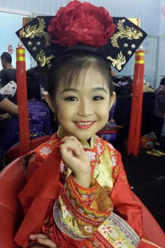 Khoe ảnh cận mặt, bé gái Cần Thơ chuyên đọ sắc Hoa hậu có gương mặt khác lạ