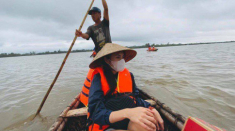 Ngoài Thuỷ Tiên, 4 sao Việt nữa cũng đang bỏ con nheo nhóc ở nhà, ra miền Trung cứu hộ