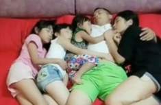 Nhìn cảnh con gái ngủ cùng bố, bà mẹ choáng váng quyết tâm cho ngủ riêng