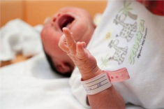 Nhìn cháu vừa sinh mẹ chồng nói luôn: “Không phải cháu tôi”, biết lý do cả nhà vỗ tay
