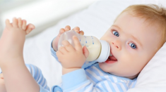 Rửa bình sữa theo cách này chẳng khác nào cho trẻ uống “sữa độc”, các mẹ cần lưu ý
