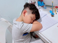 Sao Việt mạnh dạn đăng ảnh bất lực khi con học: Hoá ra “con nhà nguời ta” giống con mình