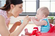 Thấy bất thường trong hộp sữa, mẹ rụng rời phát hiện hành vi độc ác của nữ giúp việc