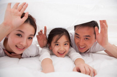 Thấy cảnh nhạy cảm, con gái 8 tuổi hét “Ruột bố rơi ra!”, mẹ trẻ đỏ mặt nhanh trí đáp
