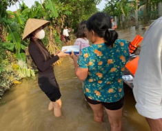 Thuỷ Tiên mang 40 tỷ cứu trợ miền Trung, con gái lại có hành động này với người ăn xin