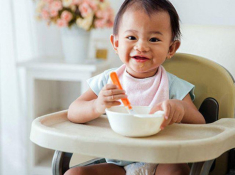 Trẻ mấy tháng ăn được váng sữa? Bí kíp cho trẻ ăn váng sữa đúng cách