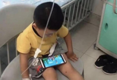 Trong phòng bệnh nhi, cặp vợ chồng cho con chơi điện thoại rồi thản nhiên làm hành động đỏ mặt