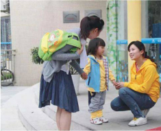 Vợ đi đón con chưa về, ông bố nhận tin nhắn của cô giáo liền không thể kiềm chế