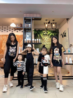 Yêu năm 15 tuổi, mẹ trẻ cùng chồng làm một lèo 5 công chúa, đi đâu cũng được trầm trồ