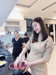 3 nàng dâu showbiz Việt giàu “nứt vách” vẫn hì hục vào bếp nấu ăn lúc bụng bầu khệ nệ