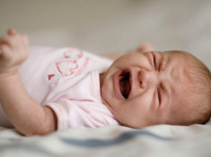 Cách trị trẻ sơ sinh ngủ ngày thức đêm, không còn quấy khóc