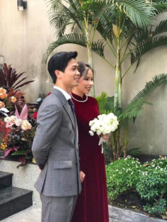 Là tiểu thư nhà giàu, vợ Công Phượng chỉ diện toàn váy áo đơn giản trong ngày cưới