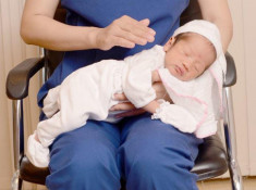 Làm sao biết trẻ sơ sinh đã ợ hơi?