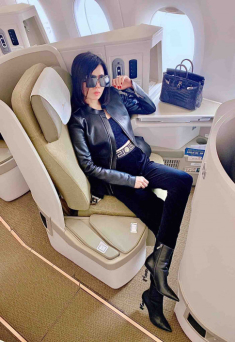 Lệ Quyên “đi bay” chưa diện thì thôi, lúc đã lên đồ thì soi giá tiền từng outfit bỏng tay