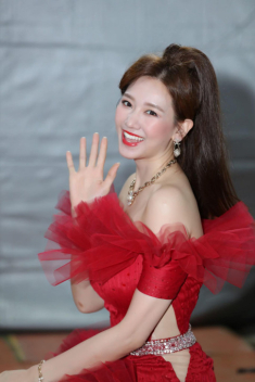 Lột bỏ hình tượng MC hiền thục, Hari Won lên đồ hóa idol Kpop khoe chân dài miên man
