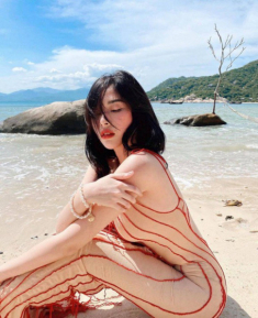 Mặc bộ váy nhìn như đang khoả thân, hot girl làm ai cũng hoảng hốt
