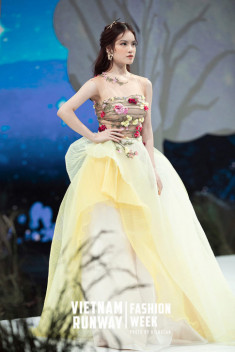 Sunny Đan Ngọc lột xác trong vai trò người mẫu khách mời trình diễn tại Vietnam Runway Fashion Week 2020