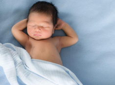 Trẻ sơ sinh đổ mồ hôi đầu nhiều khi ngủ có sao không?