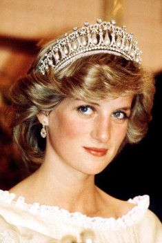 Trước Kate Middleton, đã từng có một biểu tượng thời trang ngoài 30 cá tính mang tên Công nương Diana
