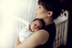 4 sai lầm của mẹ dễ làm tổn thương cột sống trẻ, tương lai thấp lùn nhất lớp