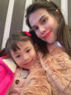 Ảnh hiếm hoi con trai Ngô Kiến Huy đứng cạnh mẹ ruột tại Mỹ khi sống chung với mẹ