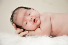Bé 3 tháng tuổi bú ít ngủ nhiều có sao không, mẹ nên làm gì?