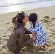 Bị bắt ngủ riêng, con gái làm nam ca sĩ đứng người khi hỏi “Sao bố vẫn ngủ với mẹ?”