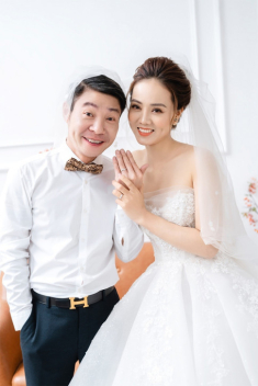 Cận cảnh nhẫn cưới của NSND Công Lý và vợ hot girl
