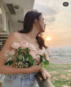 Chẳng buồn diện áo, cô gái lấy hoa hồng che ngực trần làm chao đảo mạng xã hội
